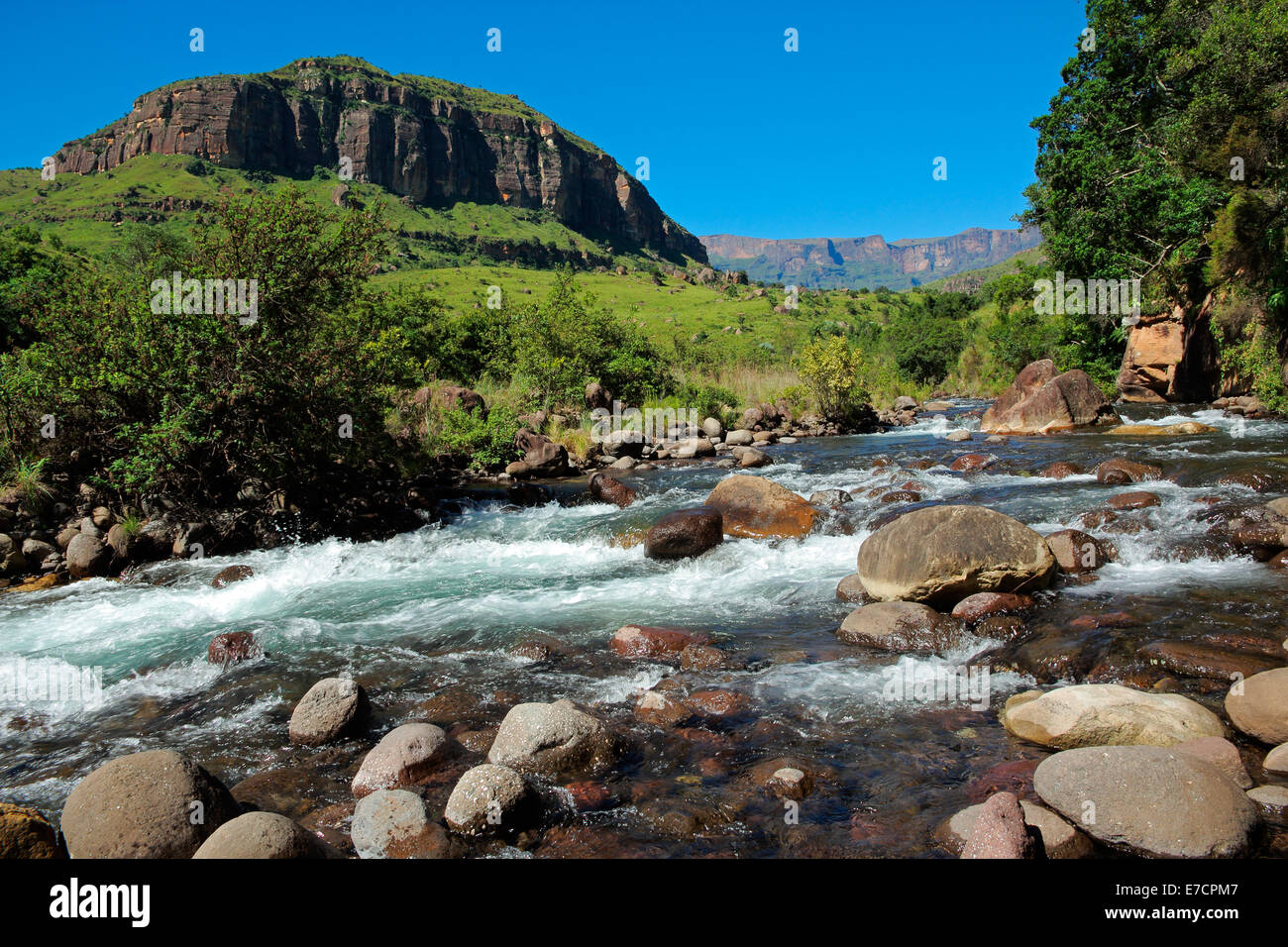 Fiume nelle colline ai piedi delle montagne di Drakensberg, KwaZulu-Natal, Sud Africa Foto Stock