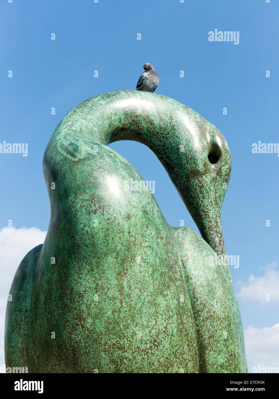 La scultura "Isis" da Simon spinotto in Hyde Park Londra Inghilterra contro un cielo blu, nube di luce e un piccione sul collo Foto Stock