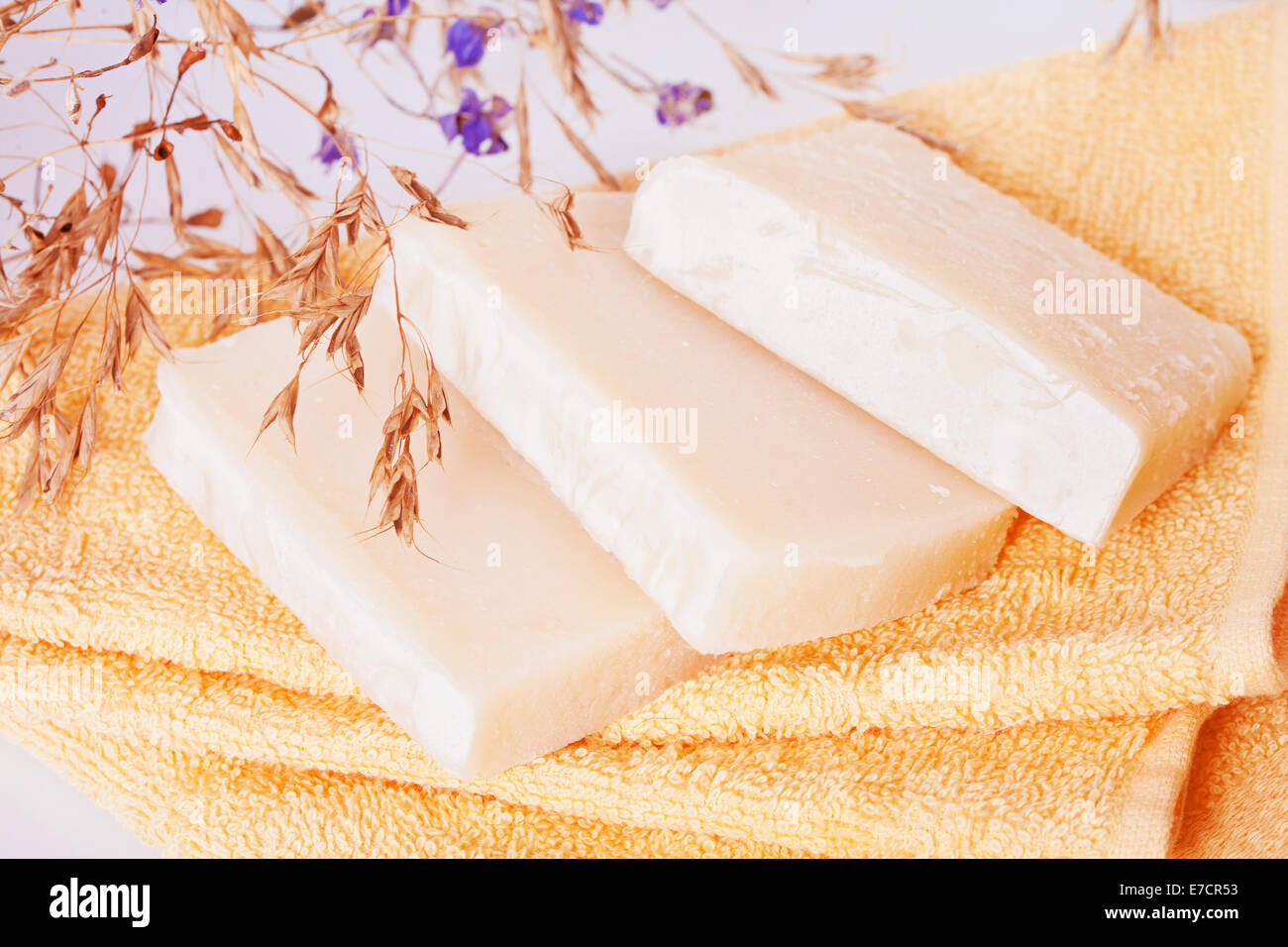 In casa saponi naturali con erbe su asciugamani di spugna Foto Stock
