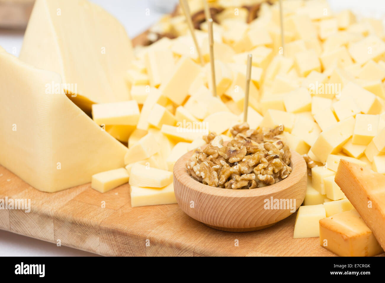 Il piatto di formaggi con frutta secca e miele Foto Stock