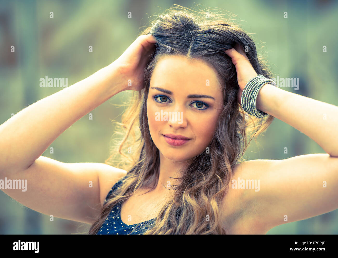 Bella giovane donna outdoor in ambiente urbano Foto Stock