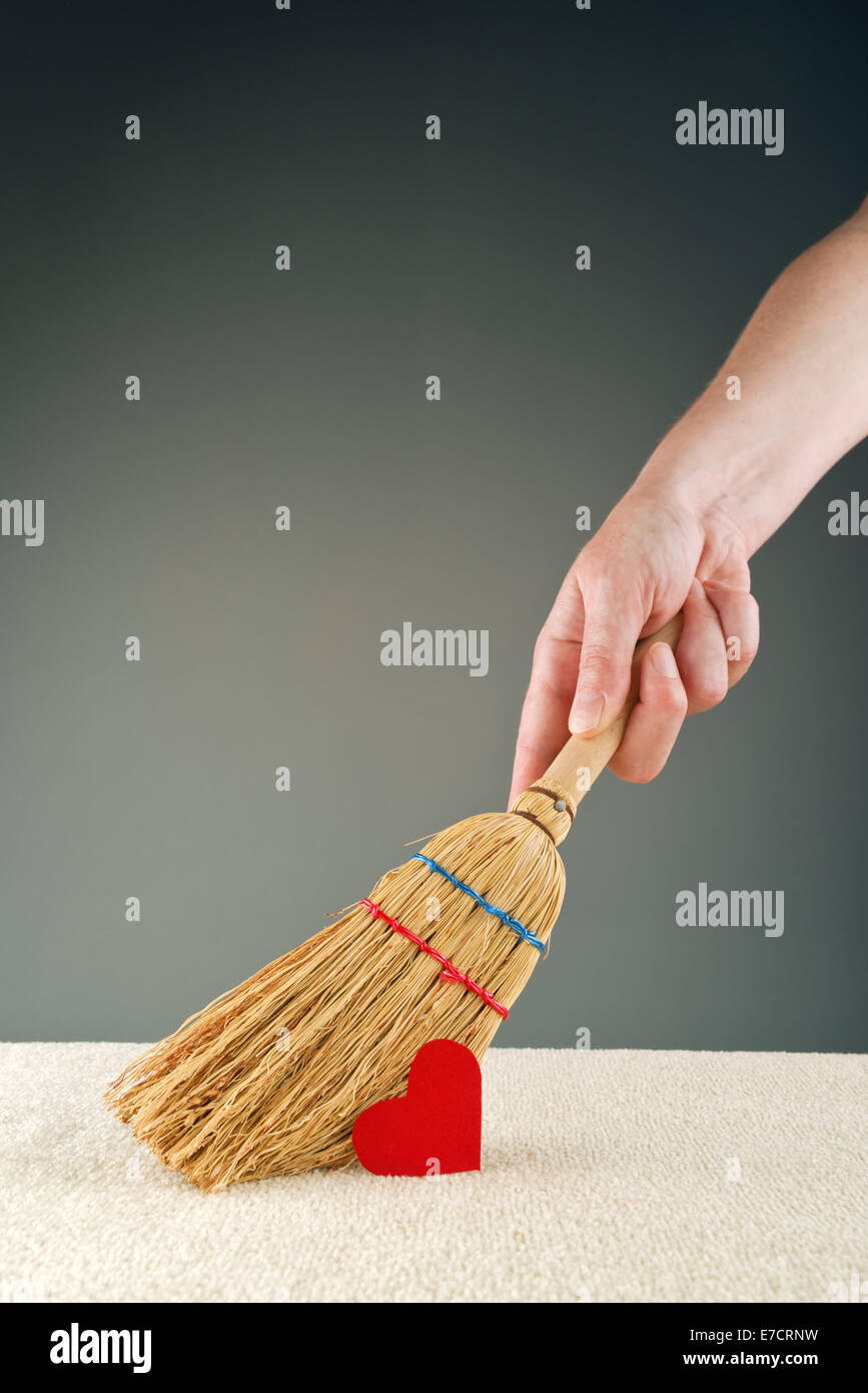 Mano cuore di spazzamento da pavimento con manico corto piccola scopa Foto Stock
