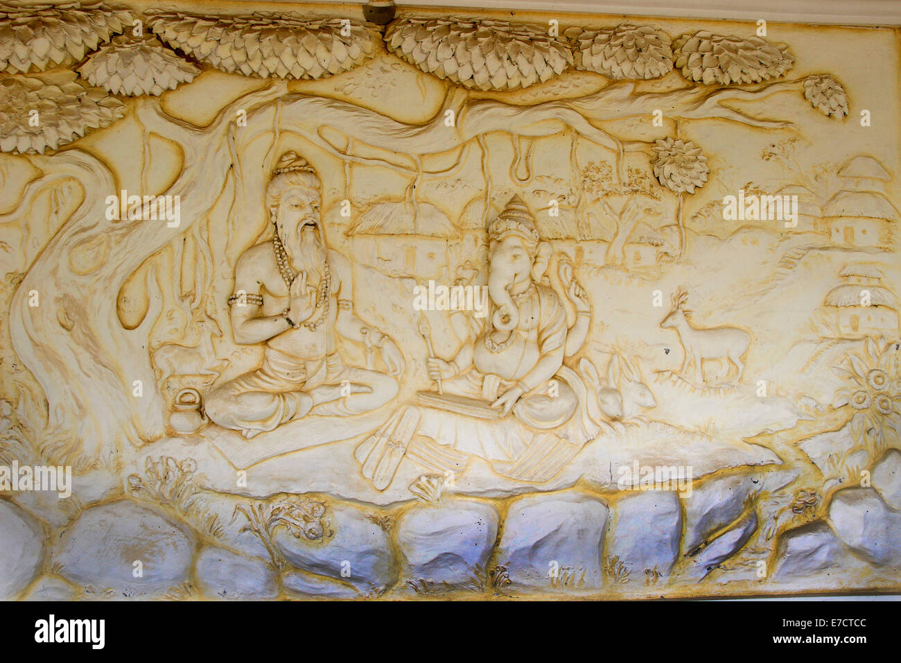 Il pannello a parete al Shaktinagara Gopalakrishna Tempio raffigurante Maharishi Vyas dettare storia di epic Mahabhatata a Ganesha, Mangal Foto Stock Il pannello a parete al Shaktinagara Gopalakrishna Tempio raffigurante Maharishi Vyas dettare storia di epic Mahabhatata a Ganesha, Mangal Foto Stock