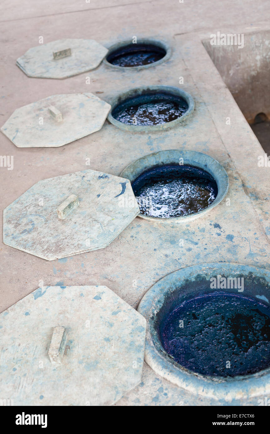 Il colorante blu di contenitori ad una seta rendendo fabbrica, Laos Foto Stock
