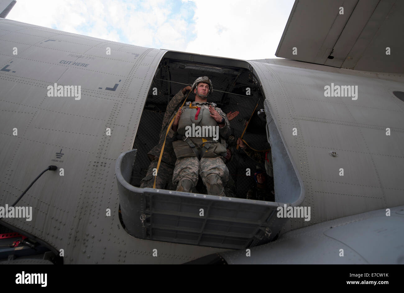 Un esercito americano paracadutista con il 173rd Airborne Brigade Combat Team, pratiche di procedure di salto da un Bulgarian Air Force C-27J Spartan aeromobili durante l'esercizio Saldi giavellotto II il 2 settembre 2014 a Ramstein Air Base, Germania. Foto Stock