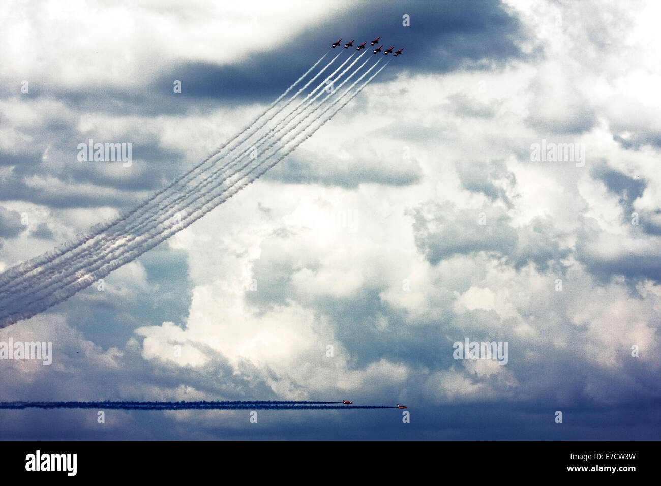Le frecce rosse Royal Air Force Aerobatic Team display durante il Farnborough Airshow internazionale 2014 Foto Stock