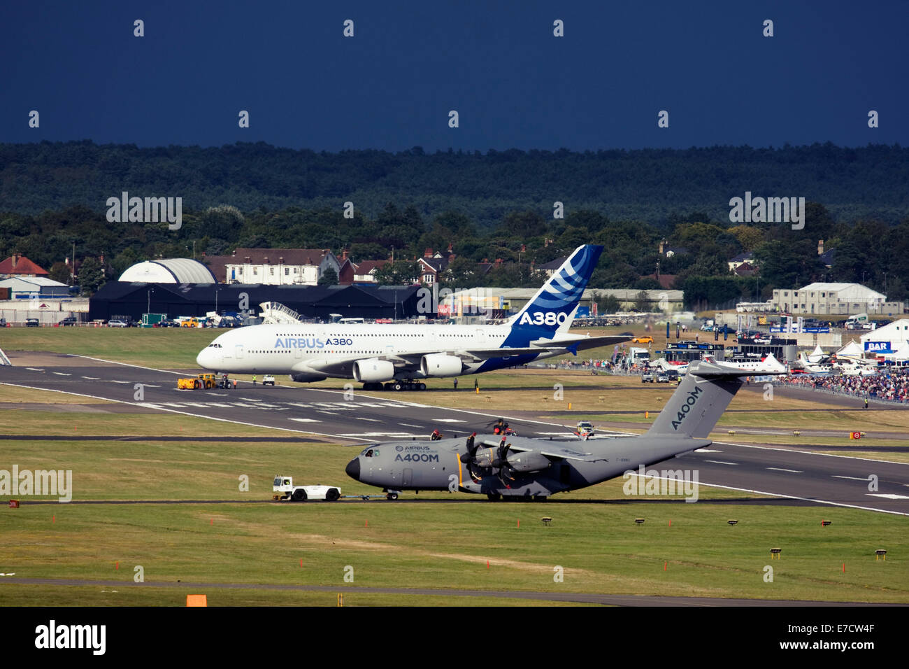 Airbus A380-841 e Airbus A400M Atlas a Farnborough Airshow internazionale 2014 Foto Stock