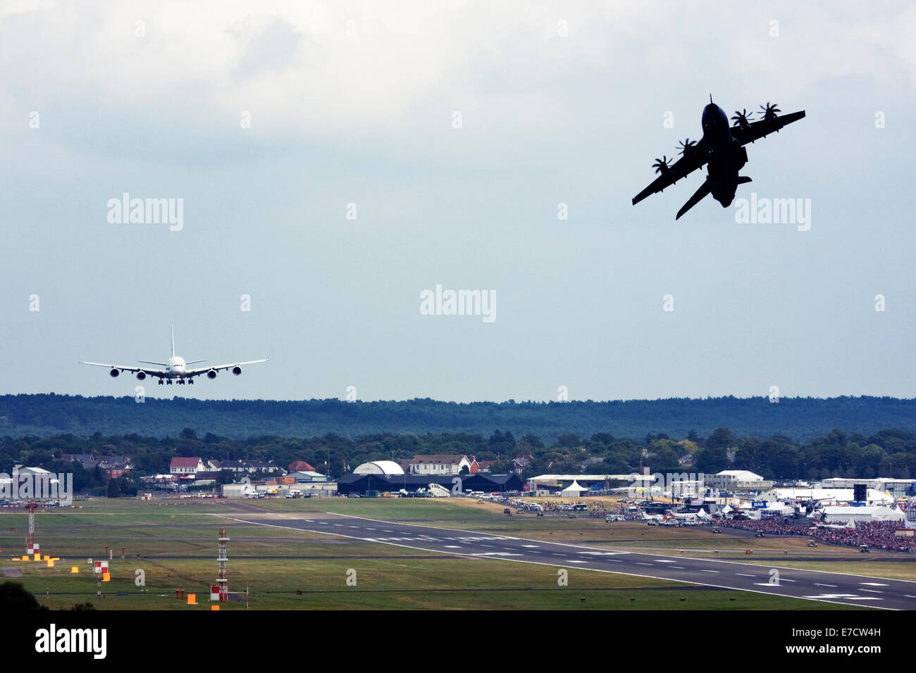 Airbus A380-841 di atterraggio e di Airbus A400M Atlas decollare in pista di Farnborough Airshow internazionale 2014 Foto Stock
