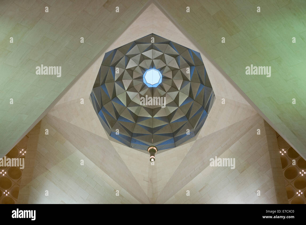 Doha. Il Qatar. Il museo di arte islamica progettato da I.M.Pei. Apice interno dell'atrio. Foto Stock