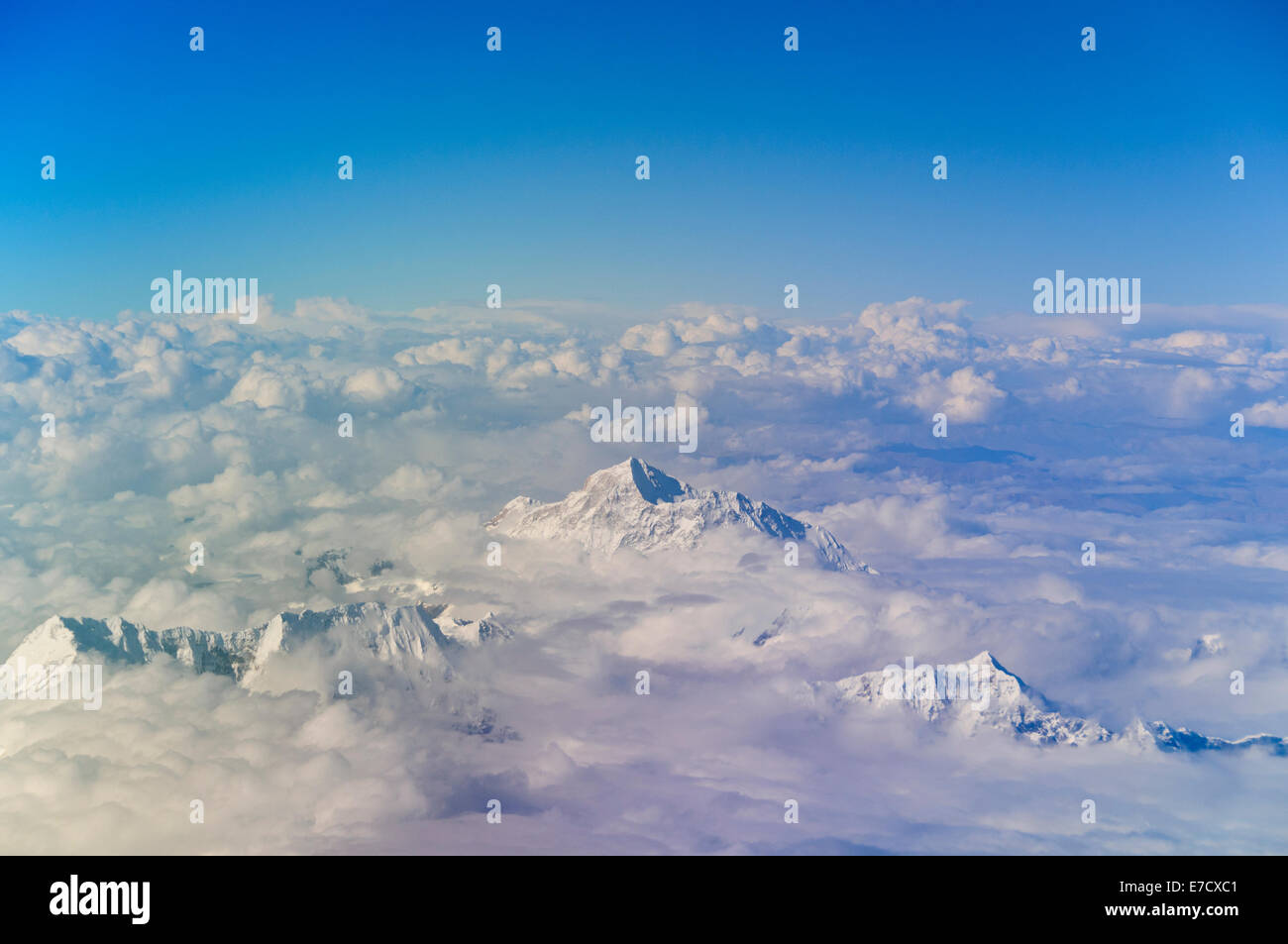 Panorami di Mount Everest (Massima Peek) e Himalaya attraverso le nuvole in viaggio con Druk Airlines tra il Bhutan e Delhi, India Foto Stock