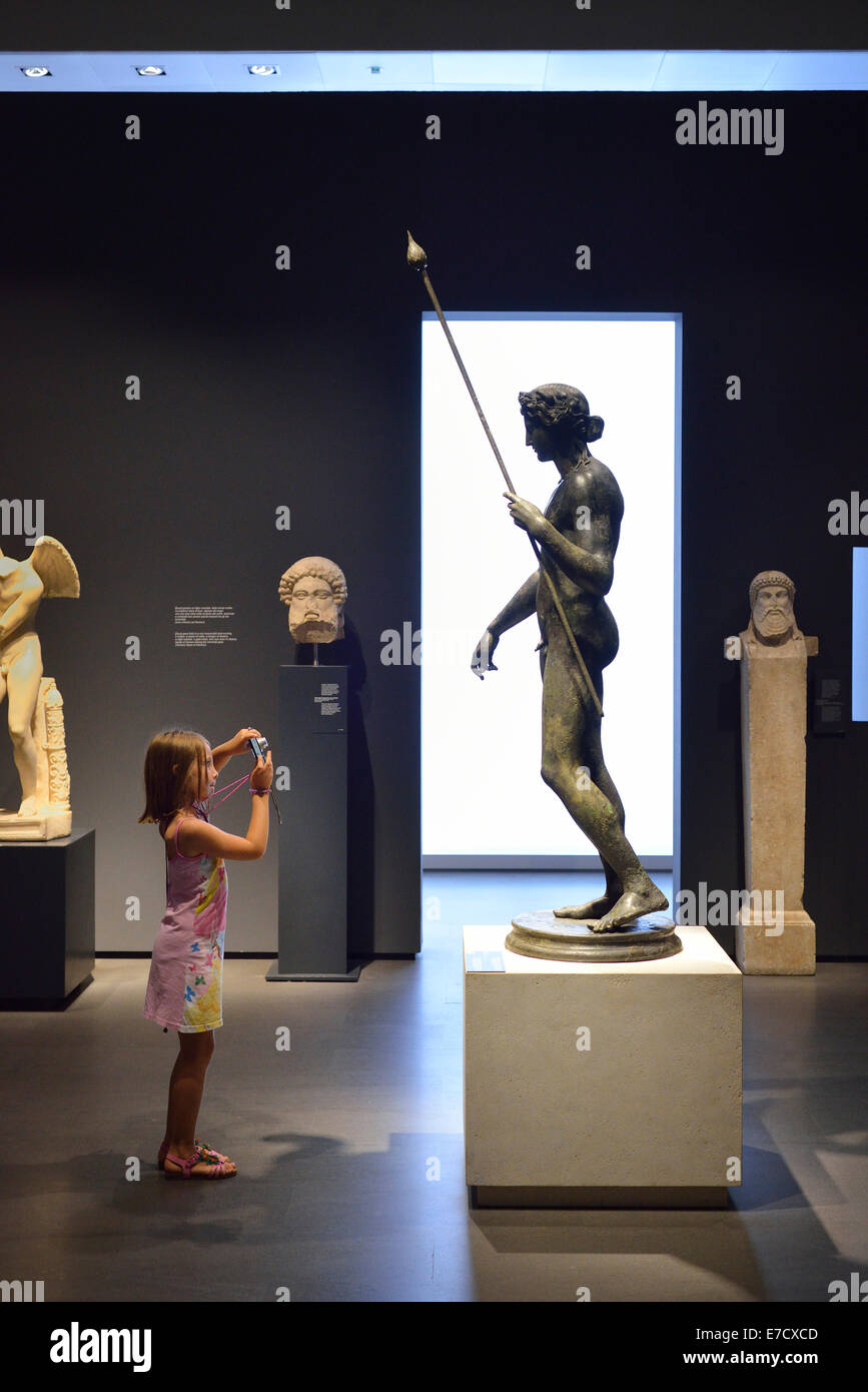 Roma. L'Italia. Bambino a fotografare una statua del Museo Nazionale Romano. Palazzo Massimo alle Terme. Foto Stock