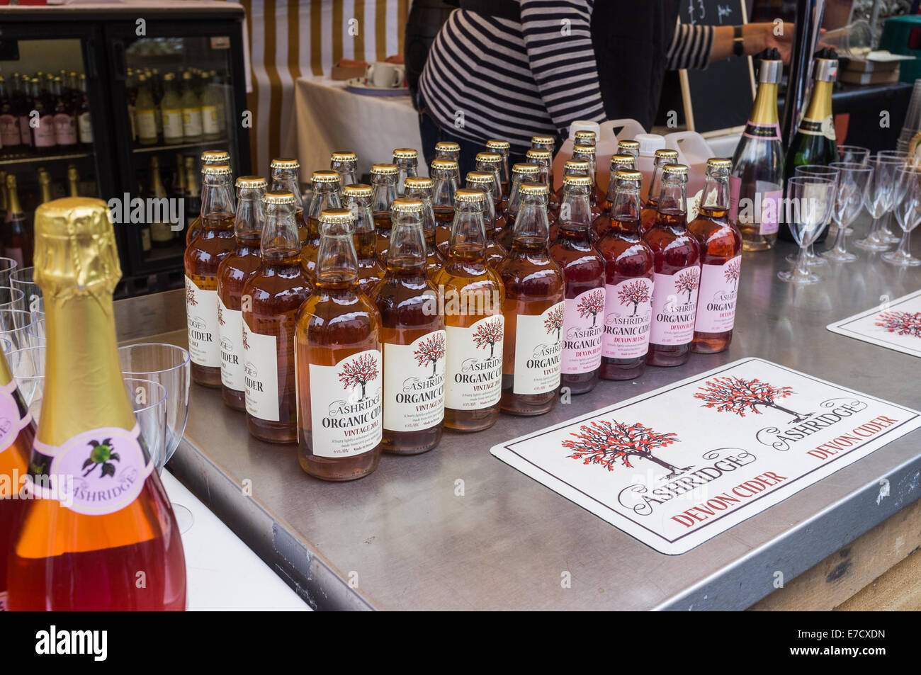 La Ashburton Food & Drink Festival. Bottiglie di sidro organico e soft drinks presso l Ashridge Devon sidro stallo. Foto Stock