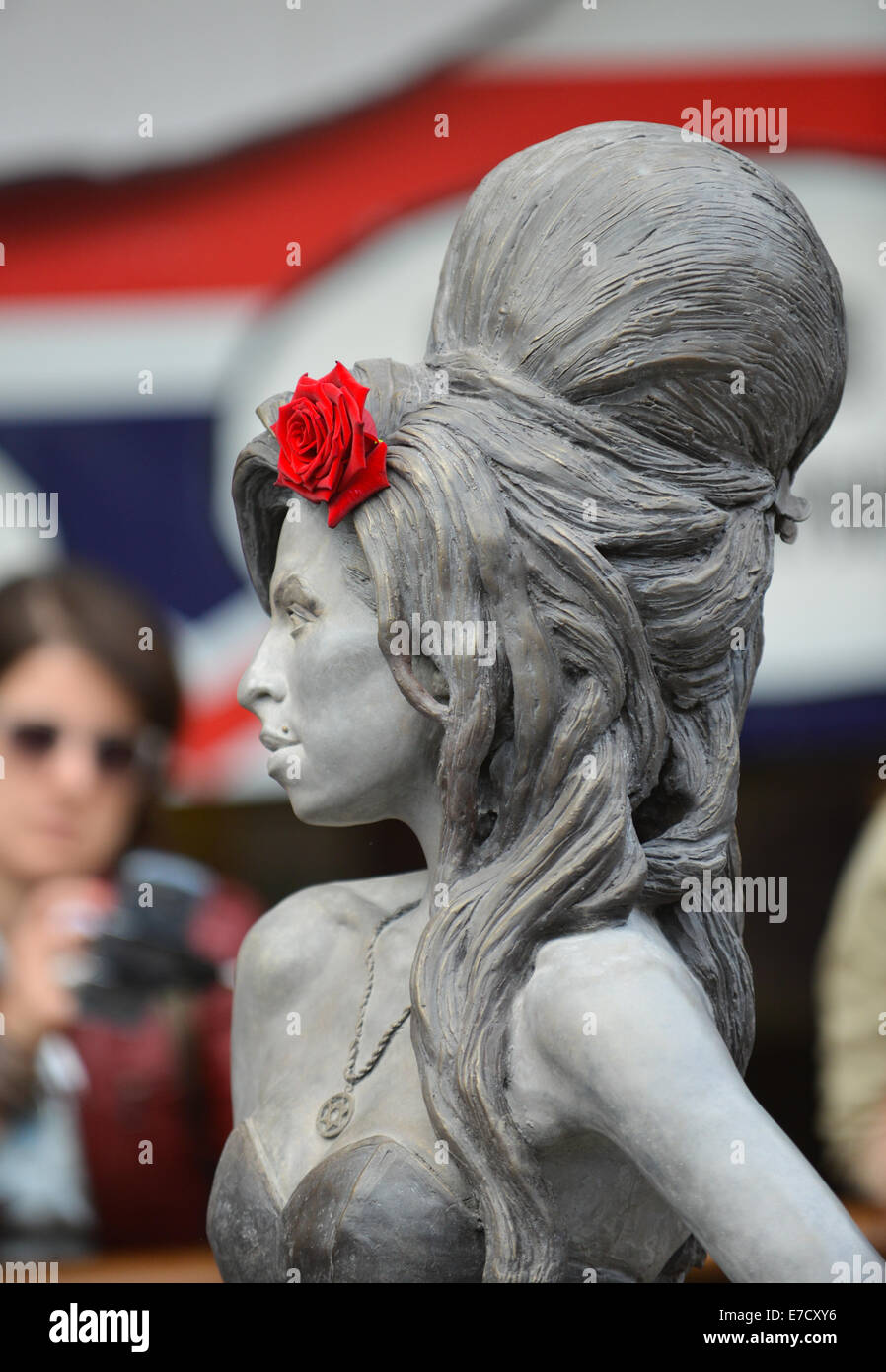 Maneggio, mercato di Camden Town, Londra, Regno Unito. 14 settembre 2014. La folla si riuniscono attorno alla nuova statua al fine cantante Amy Winehouse da suo padre Mitch Winehouse. Credito: Matteo Chattle/Alamy Live News Foto Stock