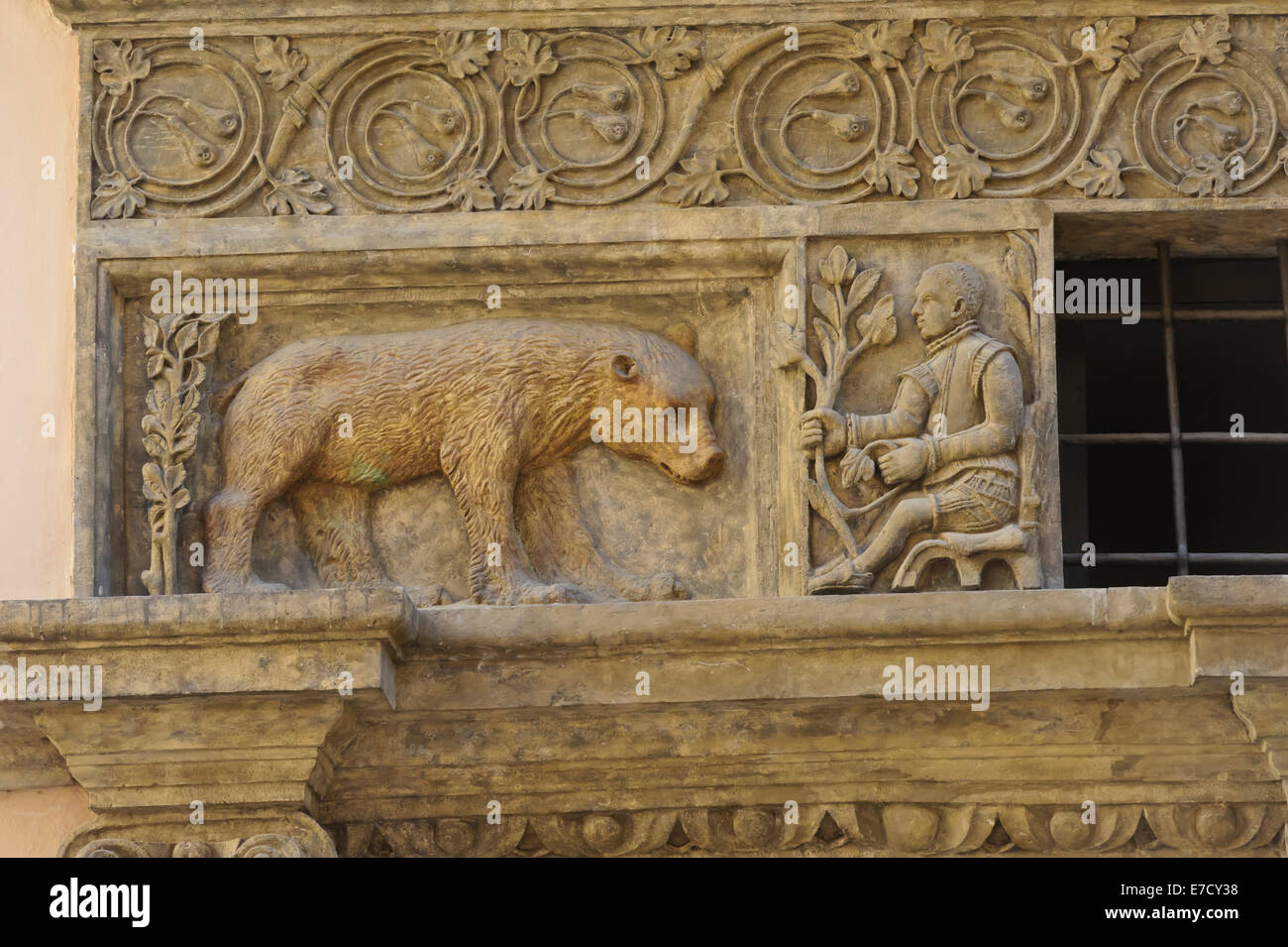 Sculture in legno di un orso e l uomo sopra l'ingresso della casa nella città di Praga, Repubblica Ceca. Foto Stock