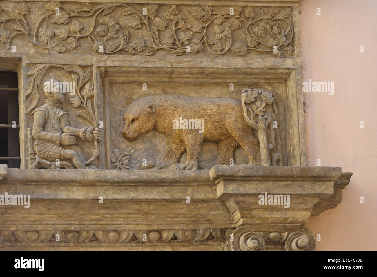 Sculture in legno di un orso e l uomo sopra l'ingresso della casa nella città di Praga, Repubblica Ceca. Foto Stock
