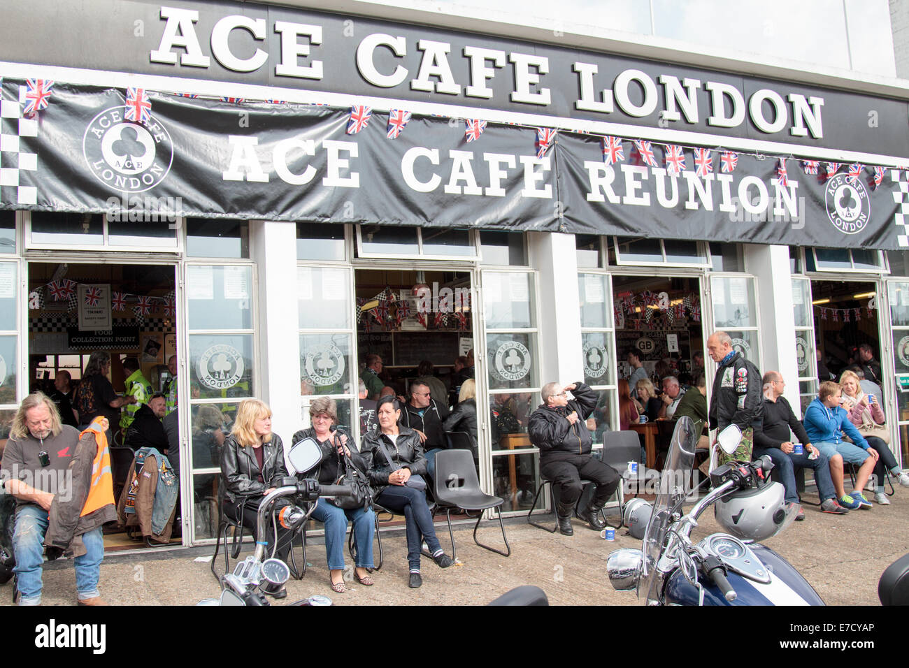 Ace Cafe, a nord di Londra, UK, 14 settembre 2014. Motociclisti e soci all'Ace Cafe Reunion Credit: Fantastica Rabbit/Alamy Live News Foto Stock