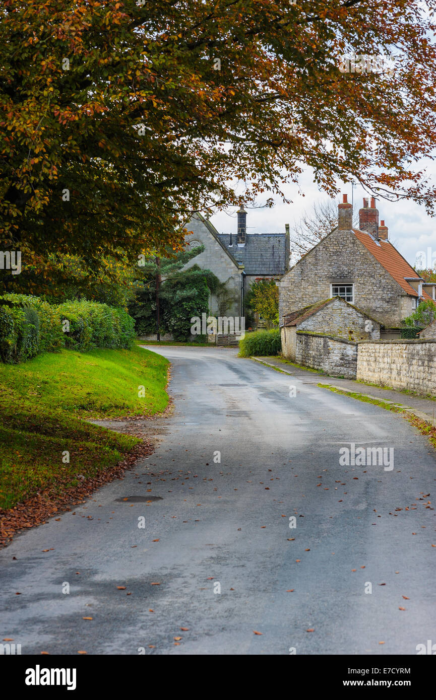 La ricerca di una stretta pista strada nel rurale Yorkshire villaggio di Nunnington, UK. Foto Stock