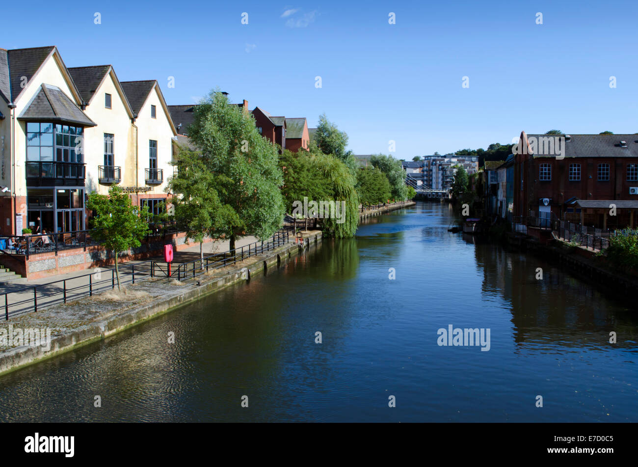 Sviluppi commerciali lungo il fiume Wensum vicino al centro città di Norwich Foto Stock