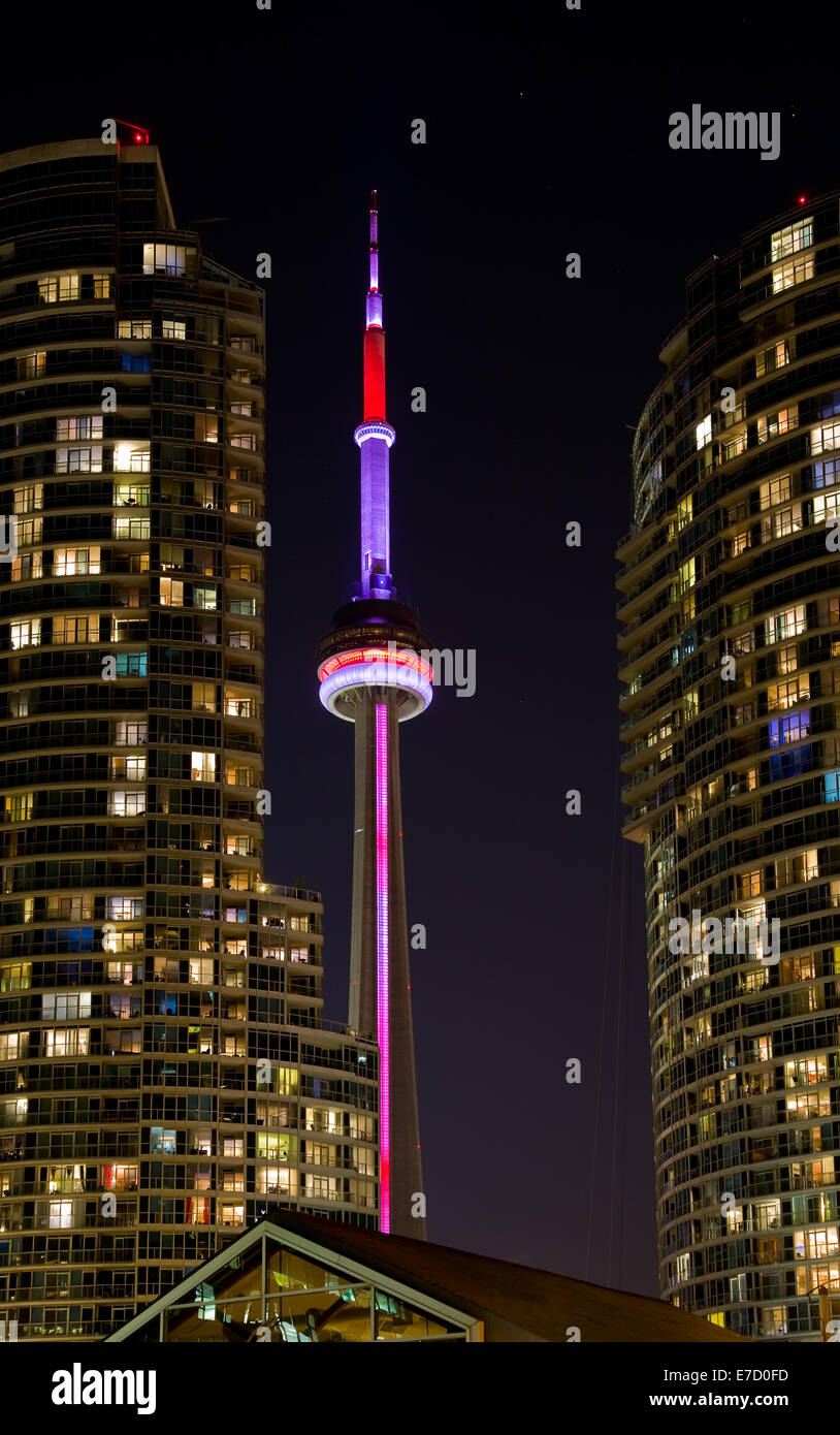 CN Tower tra due condomini di notte Foto Stock