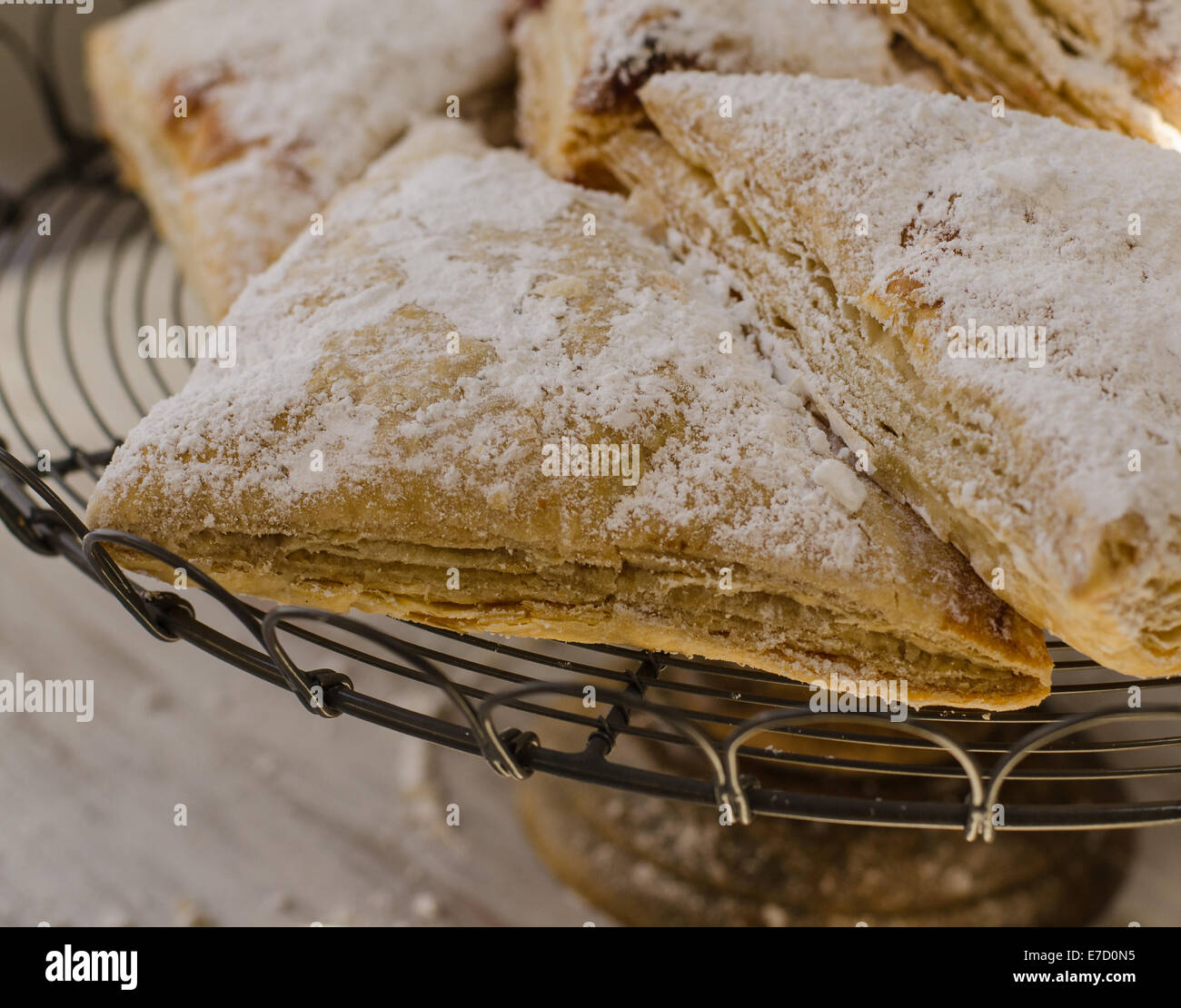 Fatturato in scaglie di pasticceria sul filo rack Foto Stock