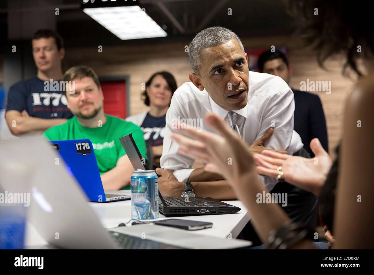 Il Presidente Usa Barack Obama visite con i dipendenti prima di erogare commento a 1776 Un tech hub di avvio Luglio 3, 2014 a Washington, DC. Foto Stock