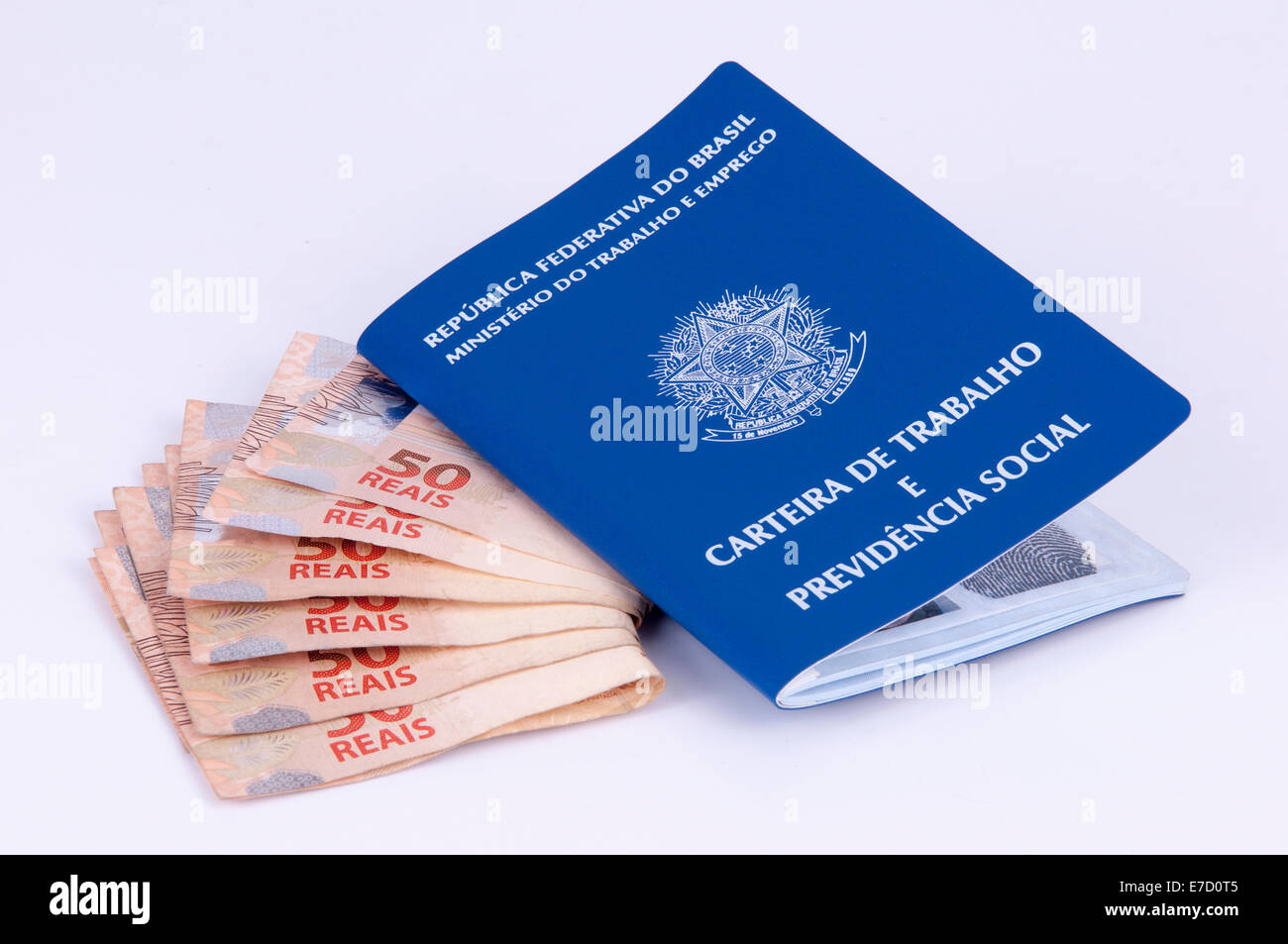 Brasiliano di documento di lavoro e sicurezza sociale documento (Carteira de Trabalho) e valuta brasiliana (reale) su sfondo bianco Foto Stock