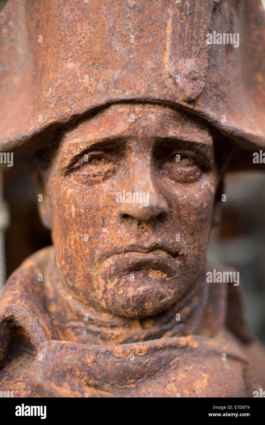 Ferro da stiro Napoleone Bonaparte statua, Paris incredibile mercatino di antiquariato, Marche aux Puces de Saint-Ouen, Parigi, Francia Foto Stock