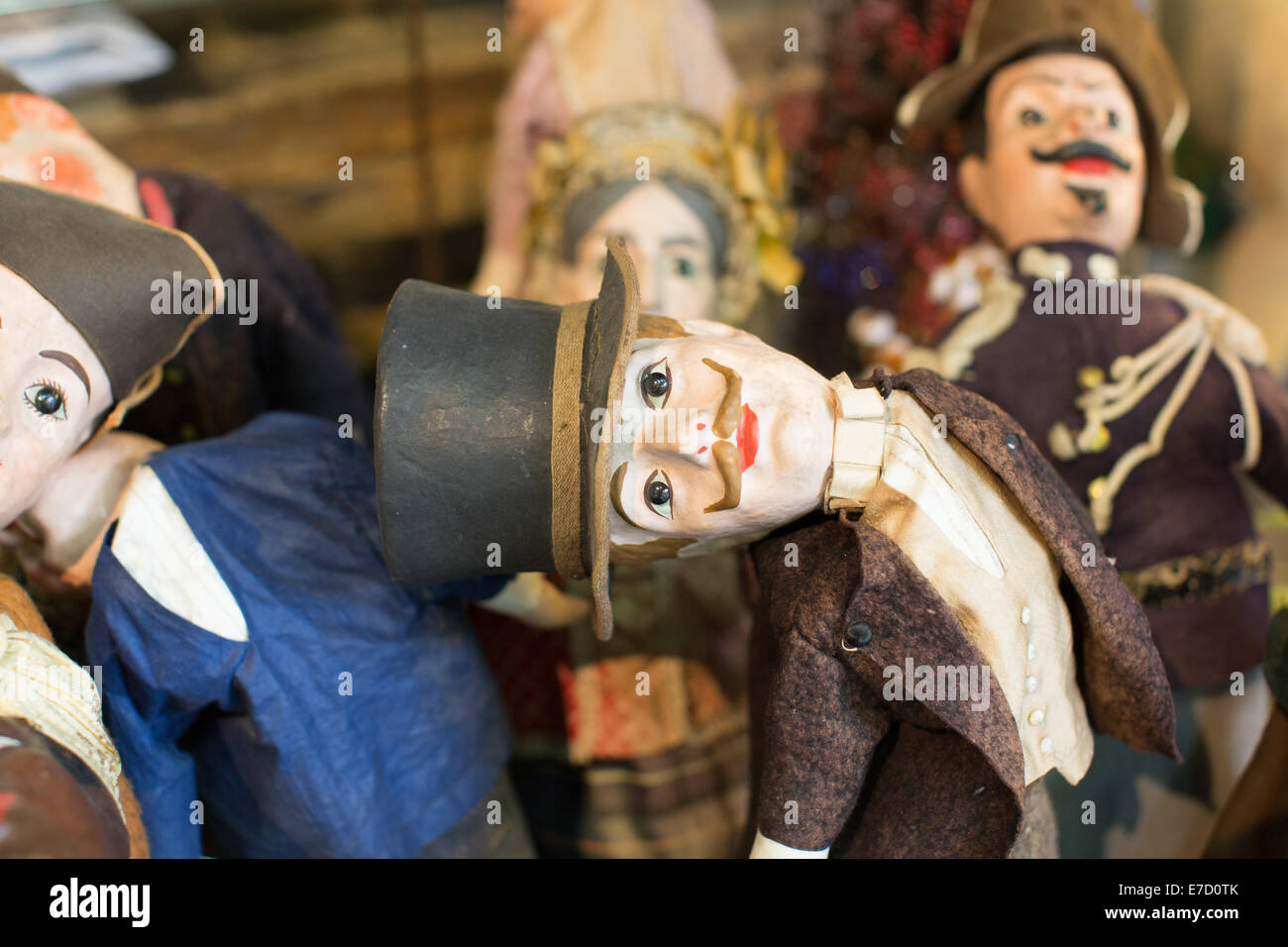 Marionette per vendita a Parigi incredibile mercatino di antiquariato, Marche aux Puces de Saint-Ouen, Parigi, Francia Foto Stock
