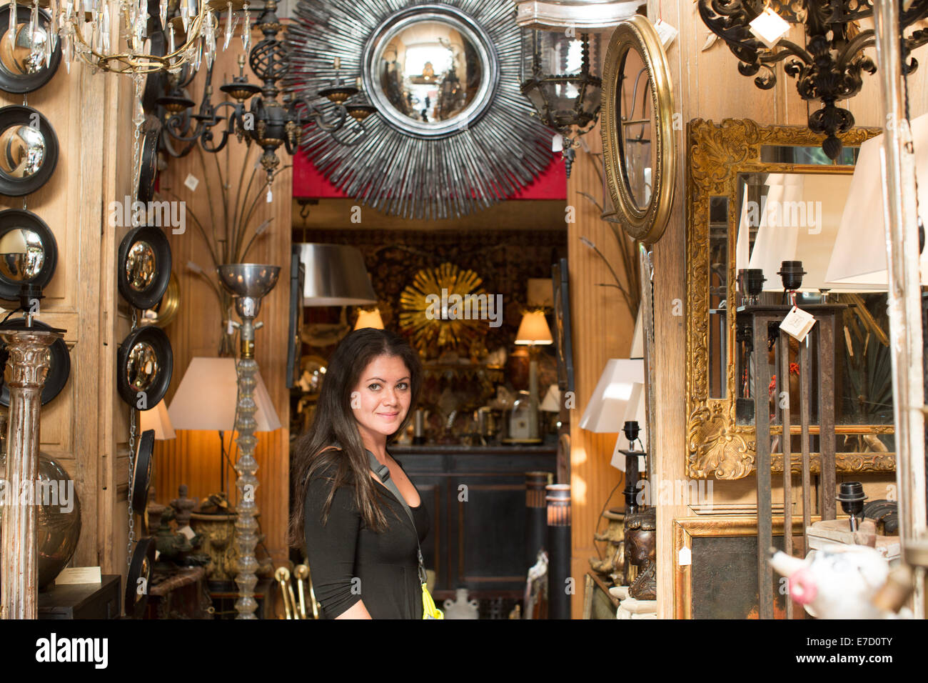 Bellissima gara di misto donna shopping a Parigi incredibile mercatino di antiquariato, Marche aux Puces de Saint-Ouen, Parigi, Francia Foto Stock