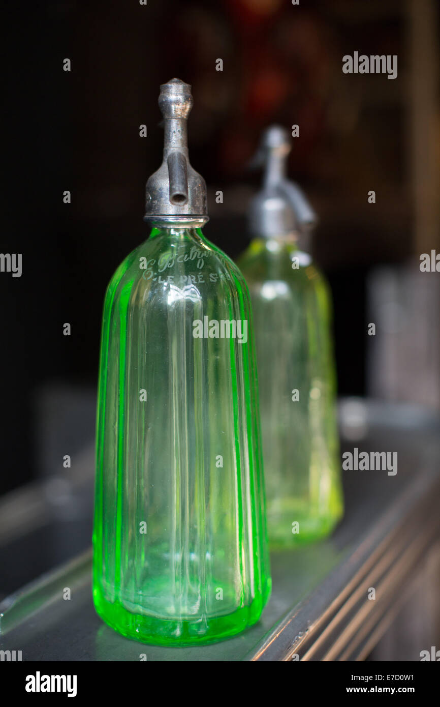 Flusso di soda di bottiglie per la vendita, Paris incredibile mercatino di antiquariato, Marche aux Puces de Saint-Ouen, Parigi, Francia Foto Stock