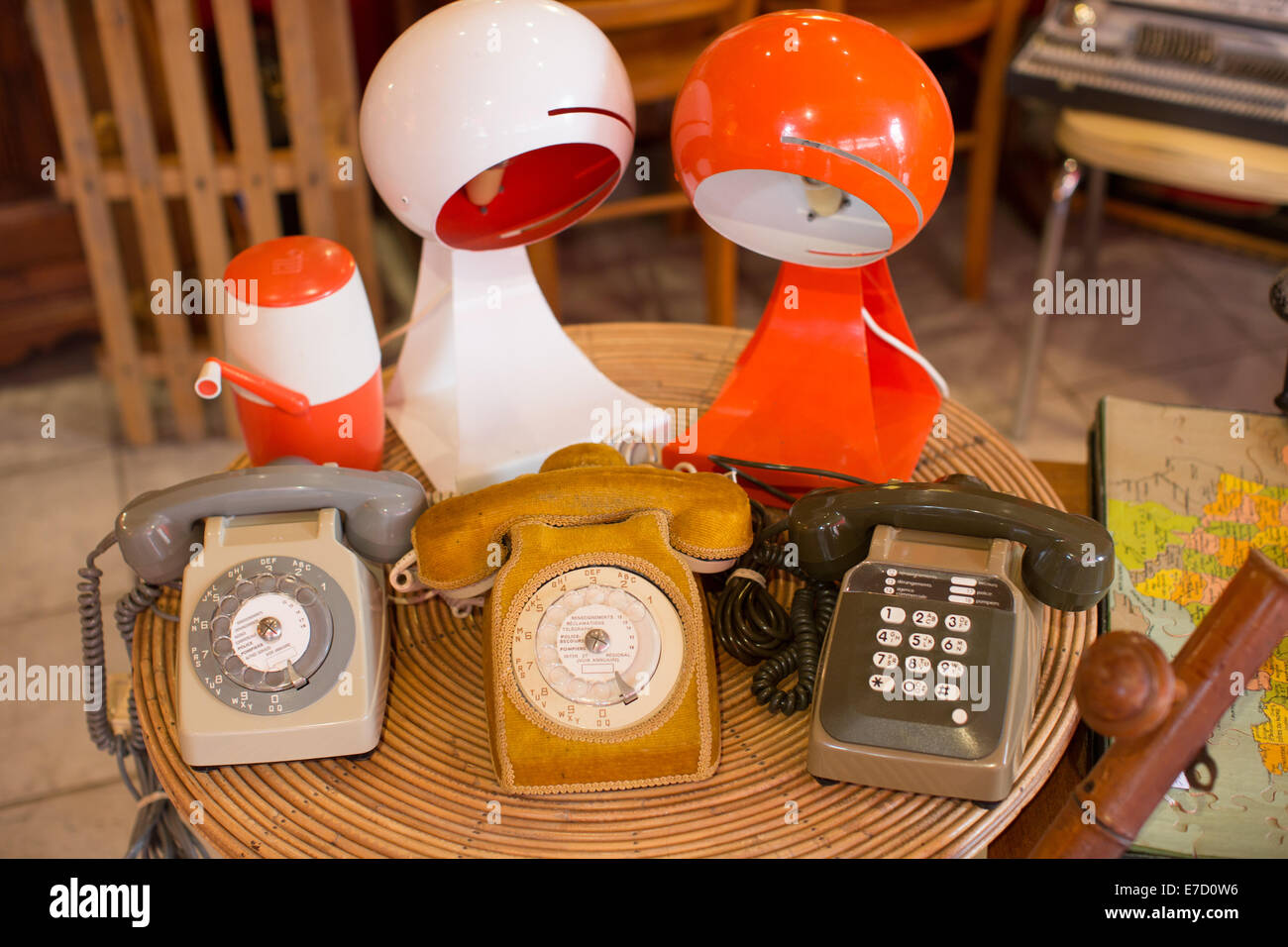 Vintage telefoni rotante, Paris incredibile mercatino di antiquariato, Marche aux Puces de Saint-Ouen, Parigi, Francia Foto Stock