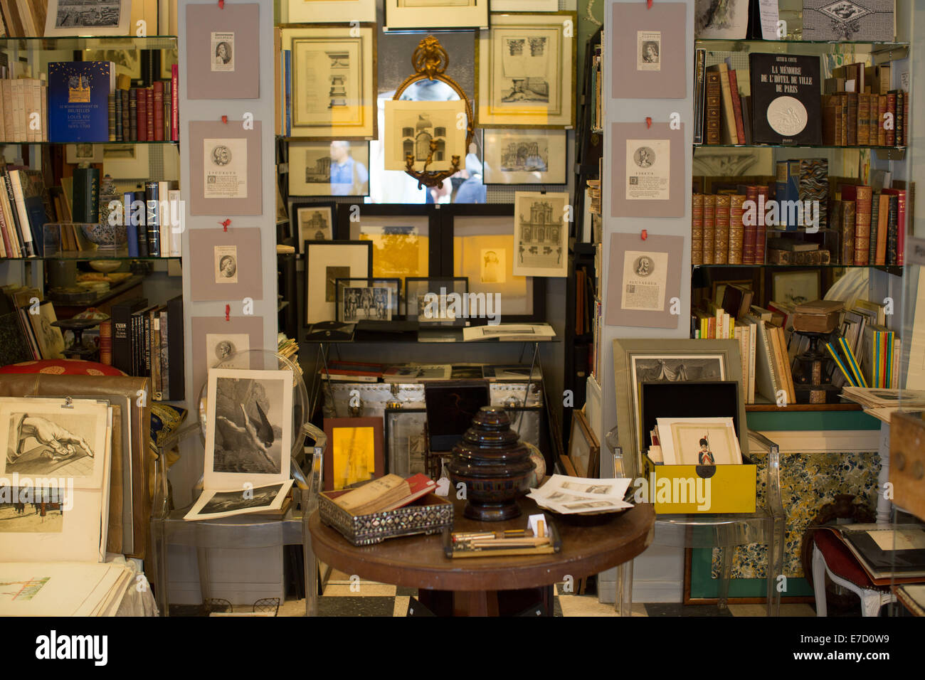 Parigi incredibile mercatino di antiquariato, Marche aux Puces de Saint-Ouen, Parigi, Francia Foto Stock