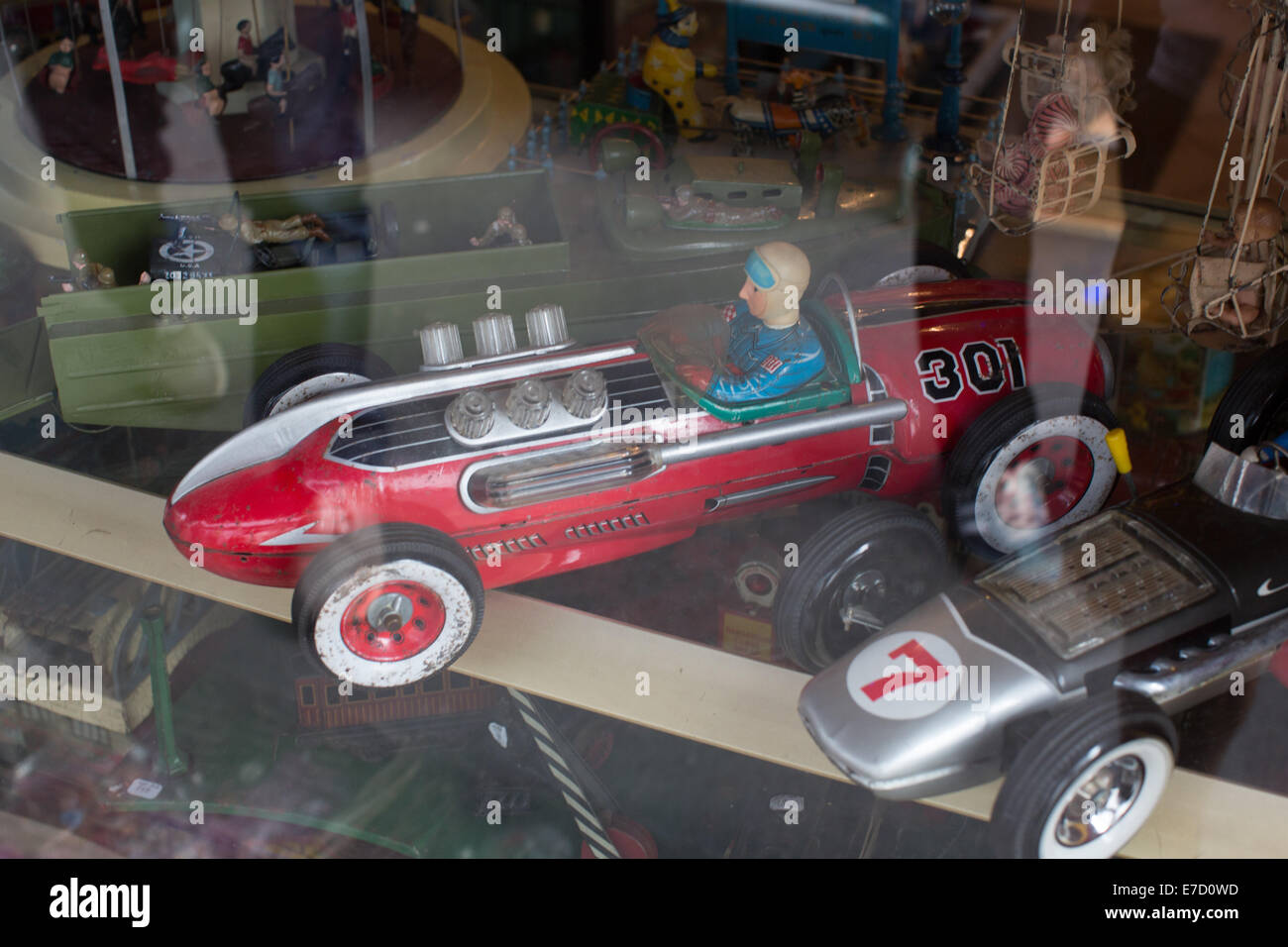 Vintage auto giocattolo per la vendita, Paris incredibile mercatino di antiquariato, Marche aux Puces de Saint-Ouen, Parigi, Francia Foto Stock