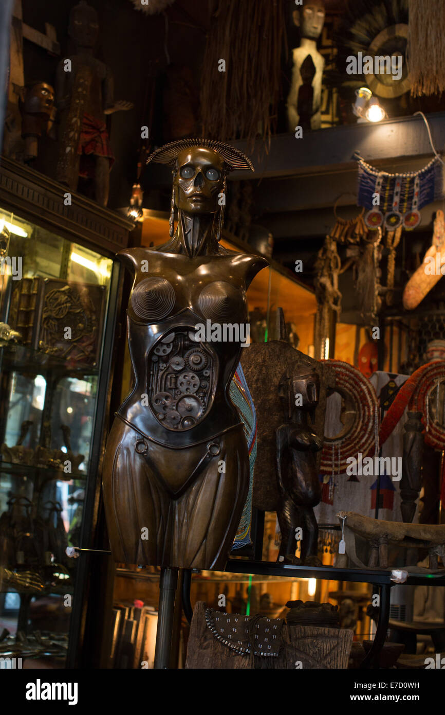 Steampunk-style statua in vendita, Paris incredibile mercatino di antiquariato, Marche aux Puces de Saint-Ouen, Parigi, Francia Foto Stock
