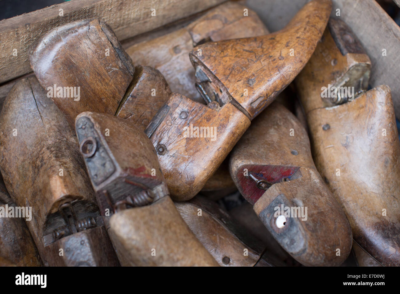 Pattino di legno Cornici, Paris incredibile mercatino di antiquariato, Marche aux Puces de Saint-Ouen, Parigi, Francia Foto Stock