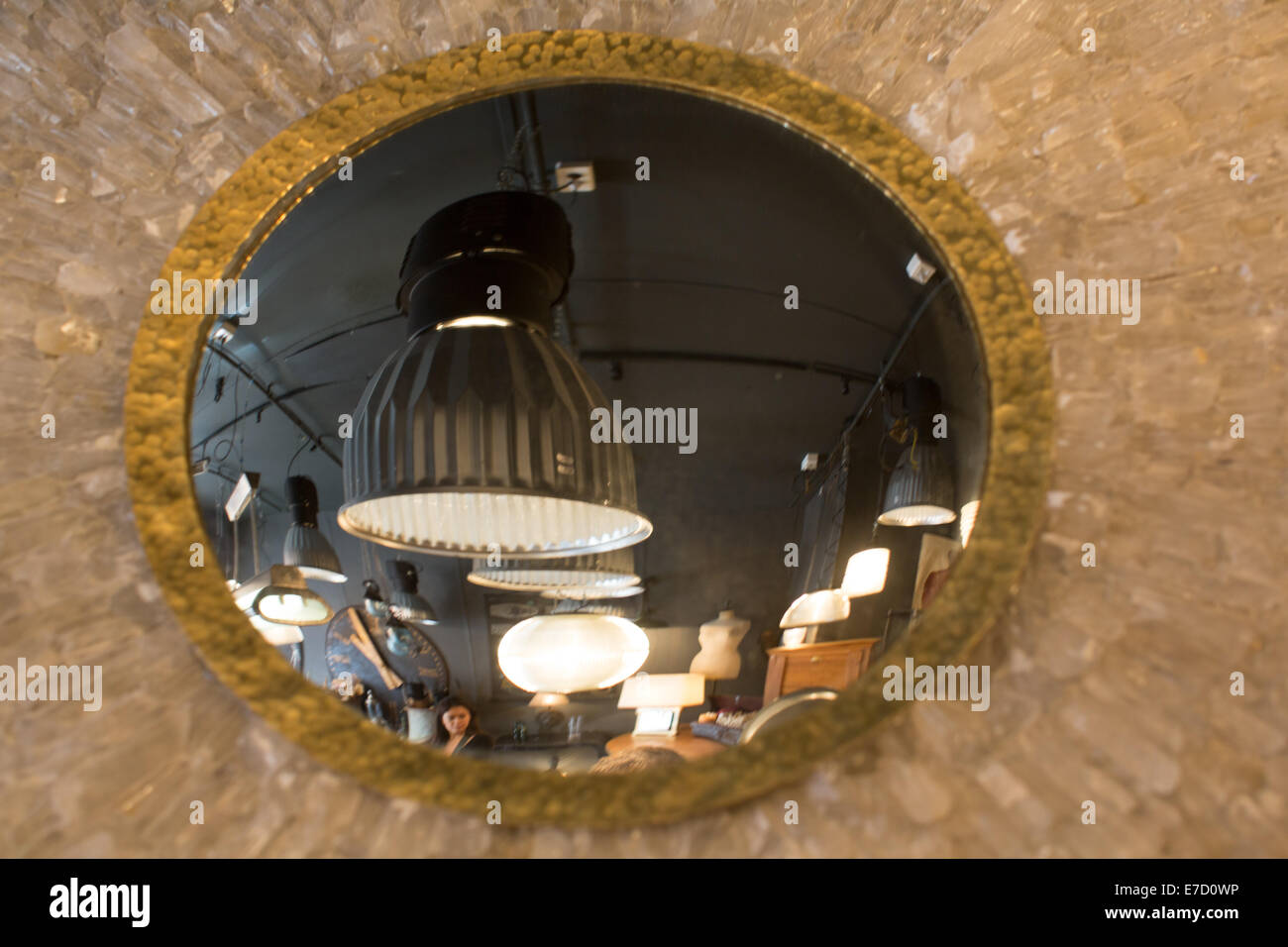 Illuminazione vintage a specchio, Paris incredibile mercatino di antiquariato, Marche aux Puces de Saint-Ouen, Parigi, Francia Foto Stock