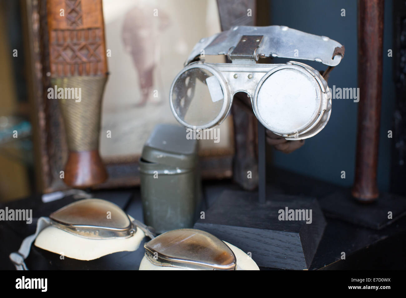 Steampunk stile di bicchieri per la vendita, Paris incredibile mercatino di antiquariato, Marche aux Puces de Saint-Ouen, Parigi, Francia Foto Stock