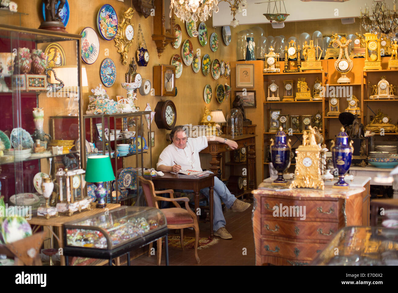 Shop venditore Parigi incredibile mercatino di antiquariato, Marche aux Puces de Saint-Ouen, Parigi, Francia Foto Stock