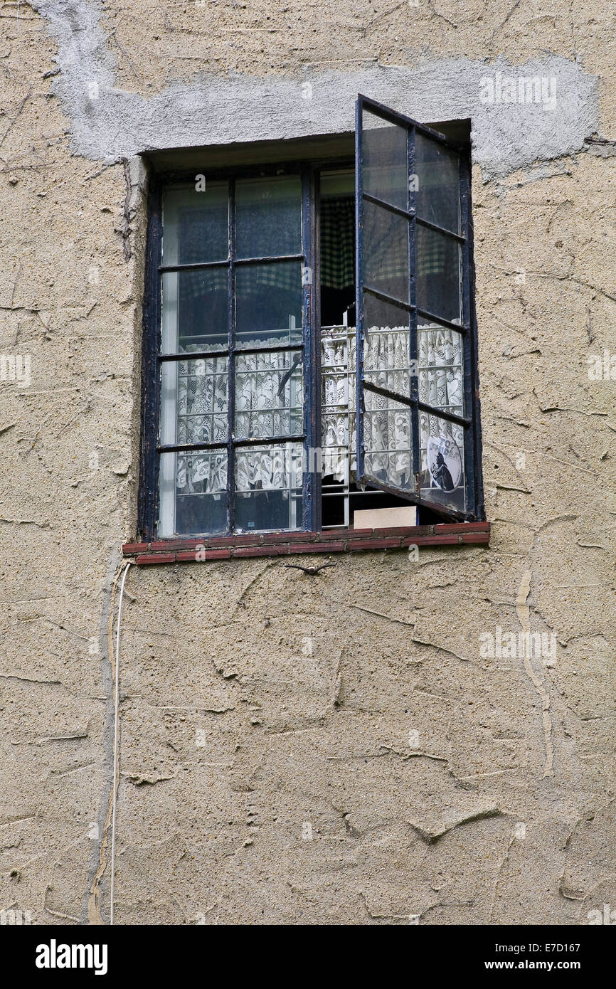Vecchia finestra arrugginito in storico insediamento olandese, New York Foto Stock