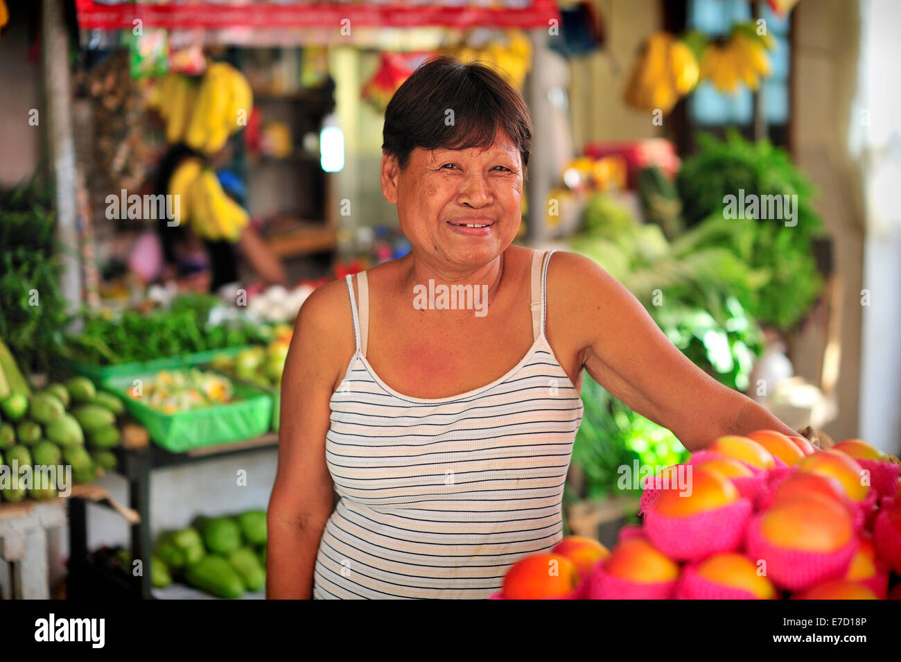 Gestione Filipina di alimenti freschi in stallo nel mercato Lahug Cebu Filippine Foto Stock