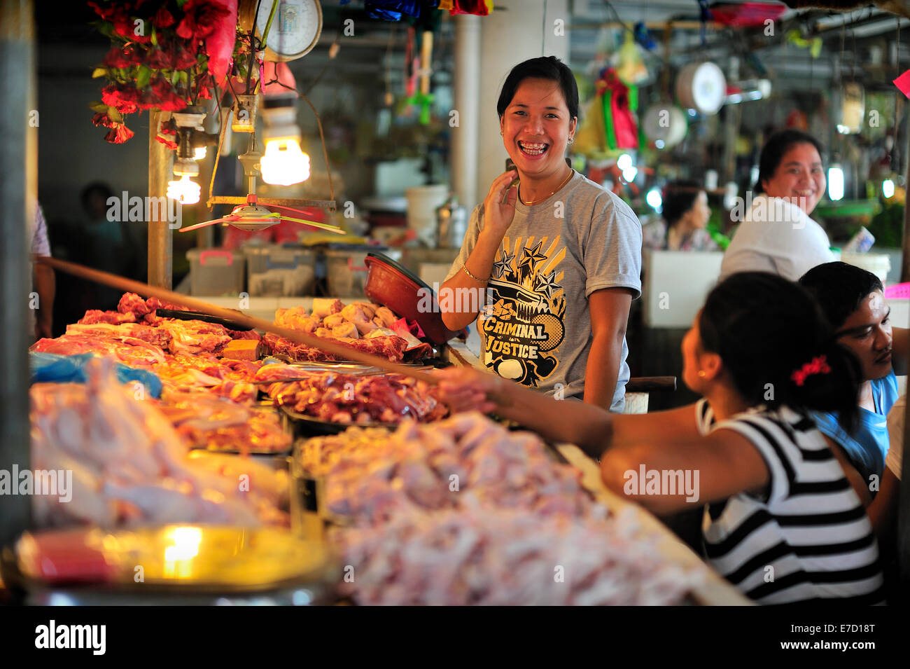 Le ragazze che lavorano in fresco Lahug Mercato alimentare di Cebu Filippine Foto Stock