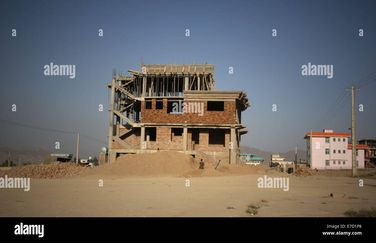 (140914) -- KABUL, Sett. 14, 2014 (Xinhua) -- lavoratori edili di costruire una casa a Kabul, Afghanistan, il 14 settembre 2014. Dopo che il regime dei talebani è stato rovesciato nel tardo 2001, la popolazione locale ha iniziato il processo di ricostruzione in ogni parte dell'Afghanistan. (Xinhua/Ahmad Massoud)(cy) Foto Stock