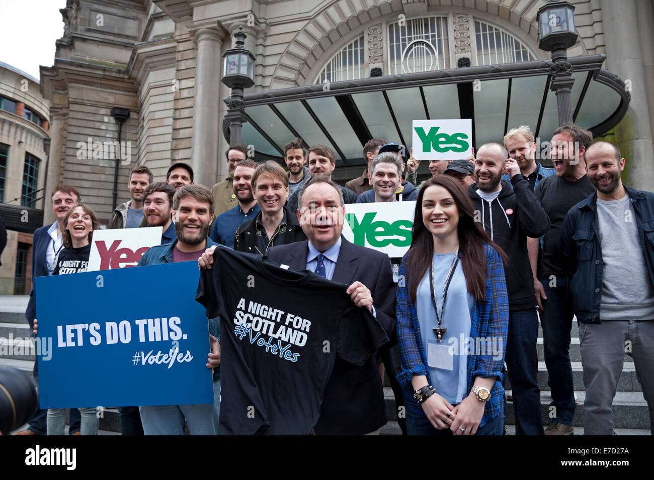 Edimburgo, Scozia. 14 Settembre, 2014. Alex Salmond assiste photocall con artisti compresi i membri dei Franz Ferdinand, Amy Macdonald e Mogwai che sono dovuti ad eseguire presso un sold-out concerto di questa sera ospitato dal sì camp, il 'Notte per la Scozia in concerto a Edimburgo di Usher Hall. Foto Stock