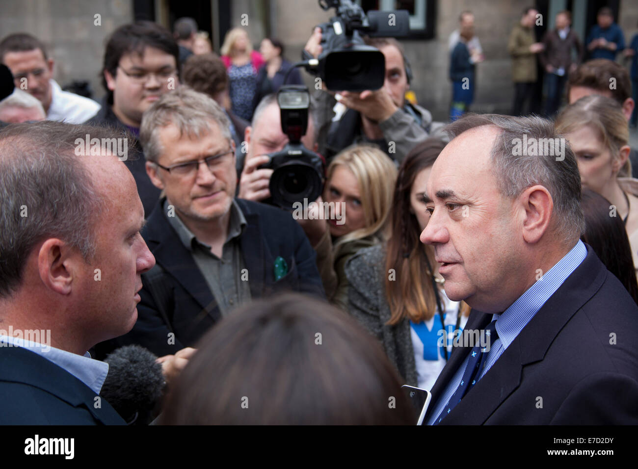 Edimburgo, Scozia. 14 Settembre, 2014. Alex Salmond assiste photocall con artisti compresi i membri dei Franz Ferdinand, Amy Macdonald e Mogwai che sono dovuti ad eseguire presso un sold-out concerto di questa sera ospitato dal sì camp, il 'Notte per la Scozia in concerto a Edimburgo di Usher Hall. Foto Stock