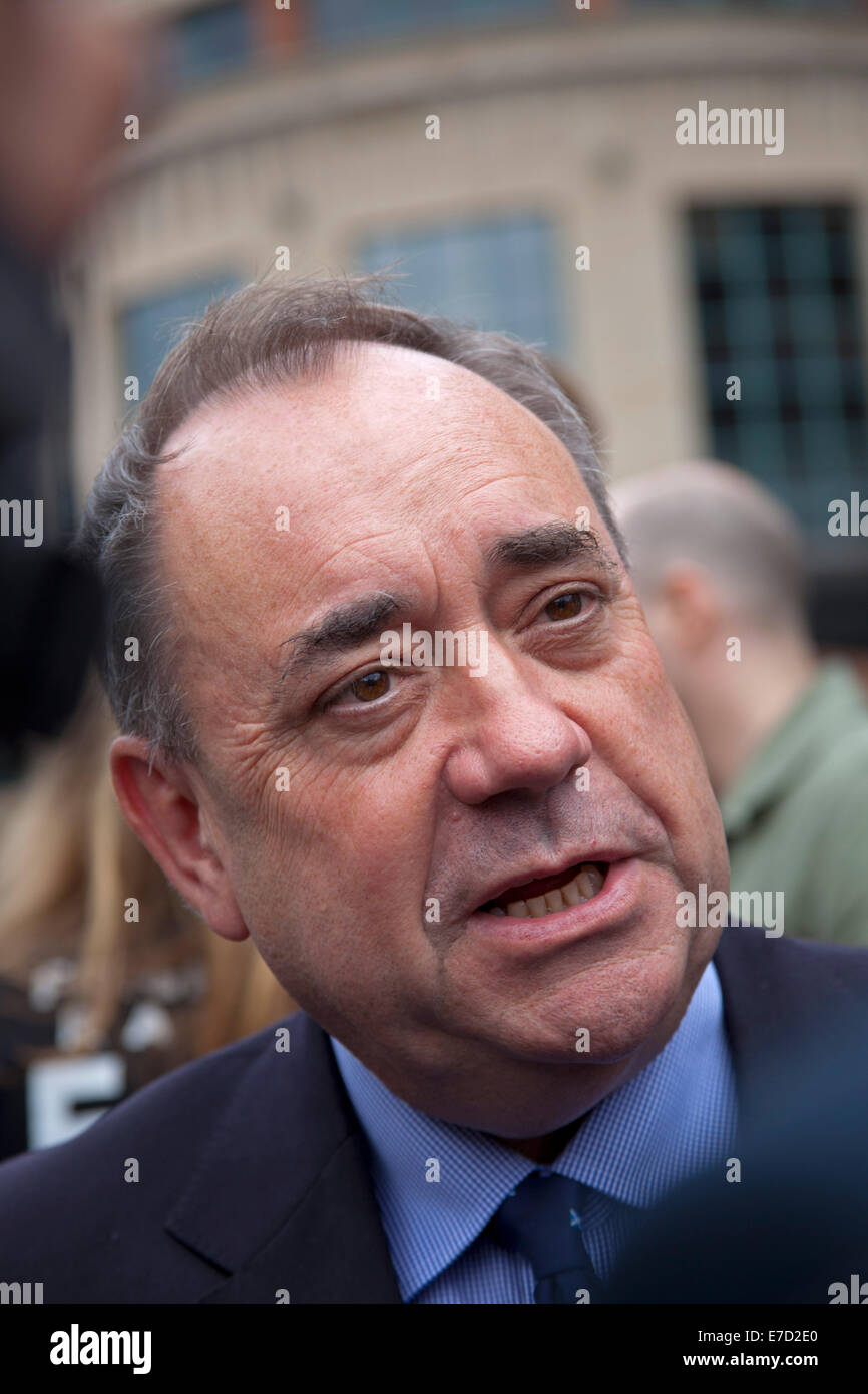 Edimburgo, Scozia. 14 Settembre, 2014. Alex Salmond assiste photocall con artisti compresi i membri dei Franz Ferdinand, Amy Macdonald e Mogwai che sono dovuti ad eseguire presso un sold-out concerto di questa sera ospitato dal sì camp, il 'Notte per la Scozia in concerto a Edimburgo di Usher Hall. Foto Stock