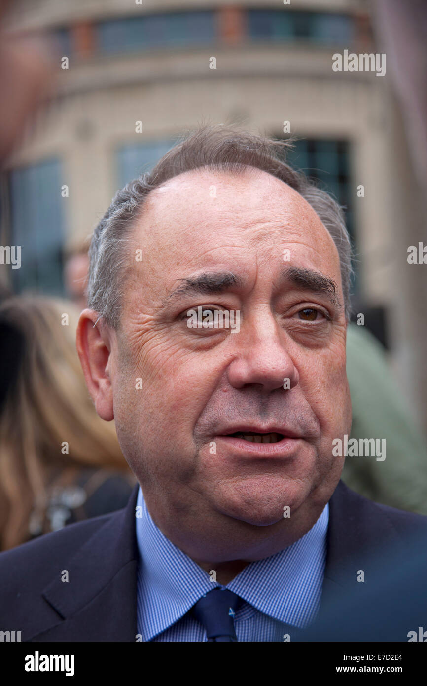 Edimburgo, Scozia. 14 Settembre, 2014. Alex Salmond assiste photocall con artisti compresi i membri dei Franz Ferdinand, Amy Macdonald e Mogwai che sono dovuti ad eseguire presso un sold-out concerto di questa sera ospitato dal sì camp, il 'Notte per la Scozia in concerto a Edimburgo di Usher Hall. Foto Stock