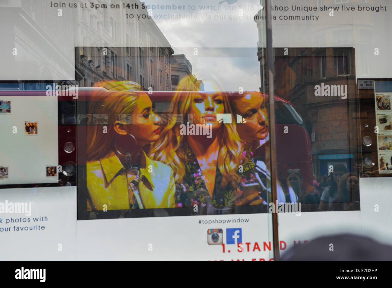 Oxford Circus, Londra, Regno Unito. 14 settembre 2014. Live fashion show su un grande schermo nella finestra del flagship store su Oxford Street, cinque Instagram gli utenti stanno condividendo la loro vista della nuova collezione come il programma viene trasmesso. Credito: Matteo Chattle/Alamy Live News Foto Stock