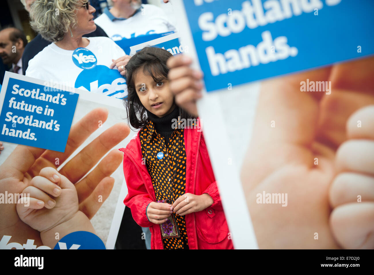 Glasgow, Scozia. 14 Settembre, 2014. Indipendenza Pro-Scottish sostenitori raccogliere in Albert Drive (Pollokshields) per esprimere il proprio sostegno a un voto favorevole in occasione del prossimo referendum sull indipendenza scozzese, il 14 settembre 2014 a Glasgow, in Scozia. La Scozia sarà sottoposta a votazione se o non lasciare il Regno Unito in un referendum che si terrà il prossimo 18 settembre di quest'anno. Credito: Sam Kovak/Alamy Live News Foto Stock