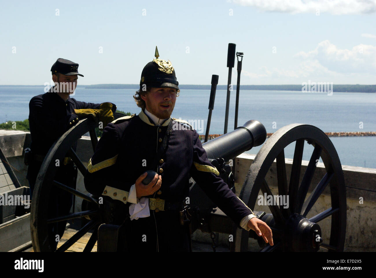 Giovane uomo in costume militare preparando per caricare un cannone Fort Mackinaw Isola di Mackinaw Foto Stock