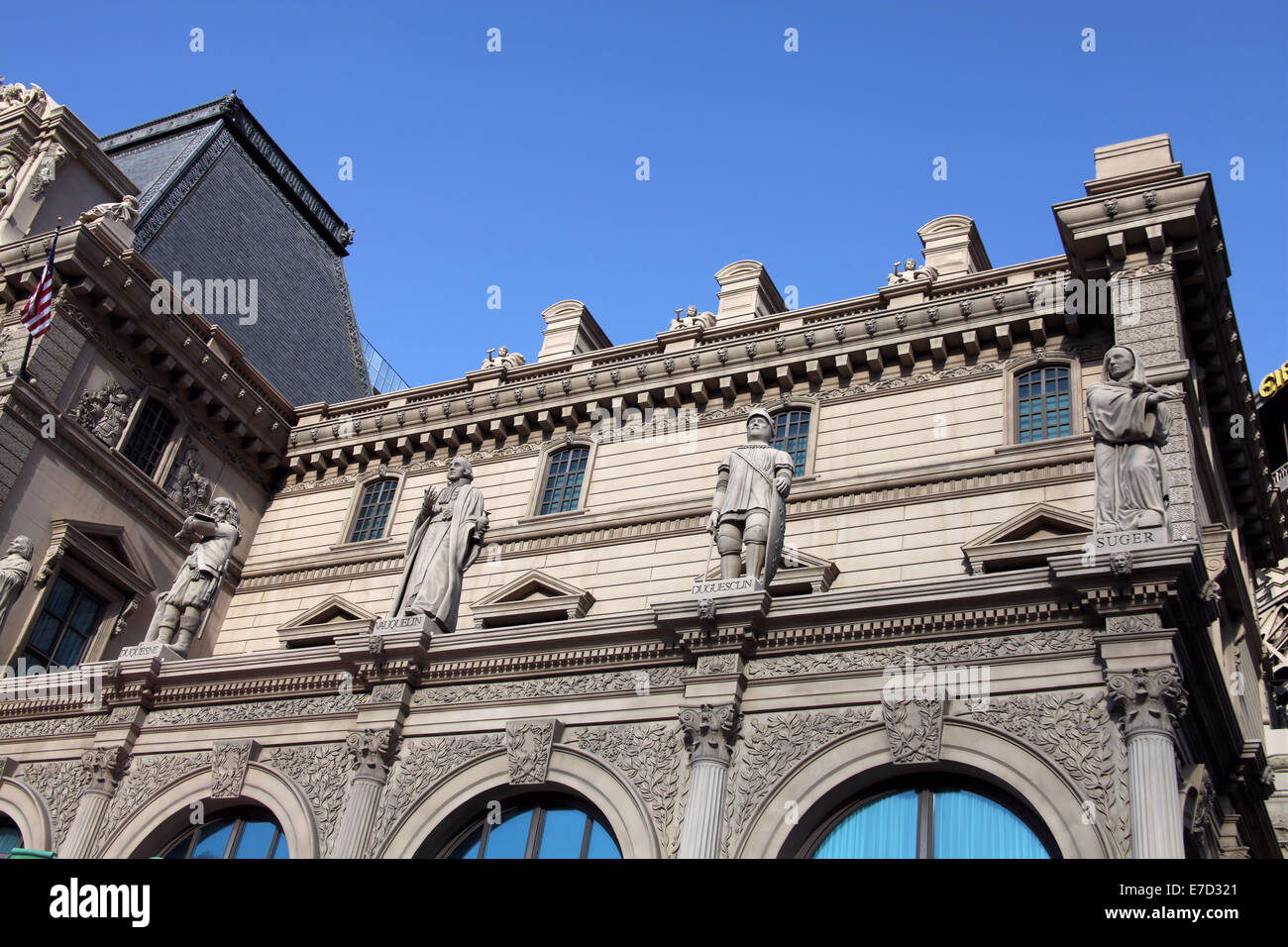 Edificio francese FARCADE con monumenti e statue Foto Stock